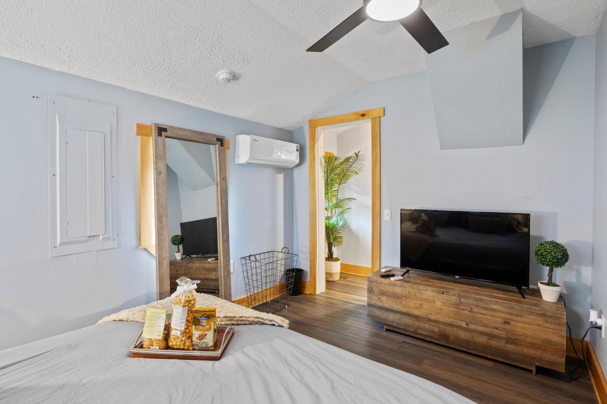 Cozy Home W/ King Bed & Lake Access 캐넌다이과 외부 사진