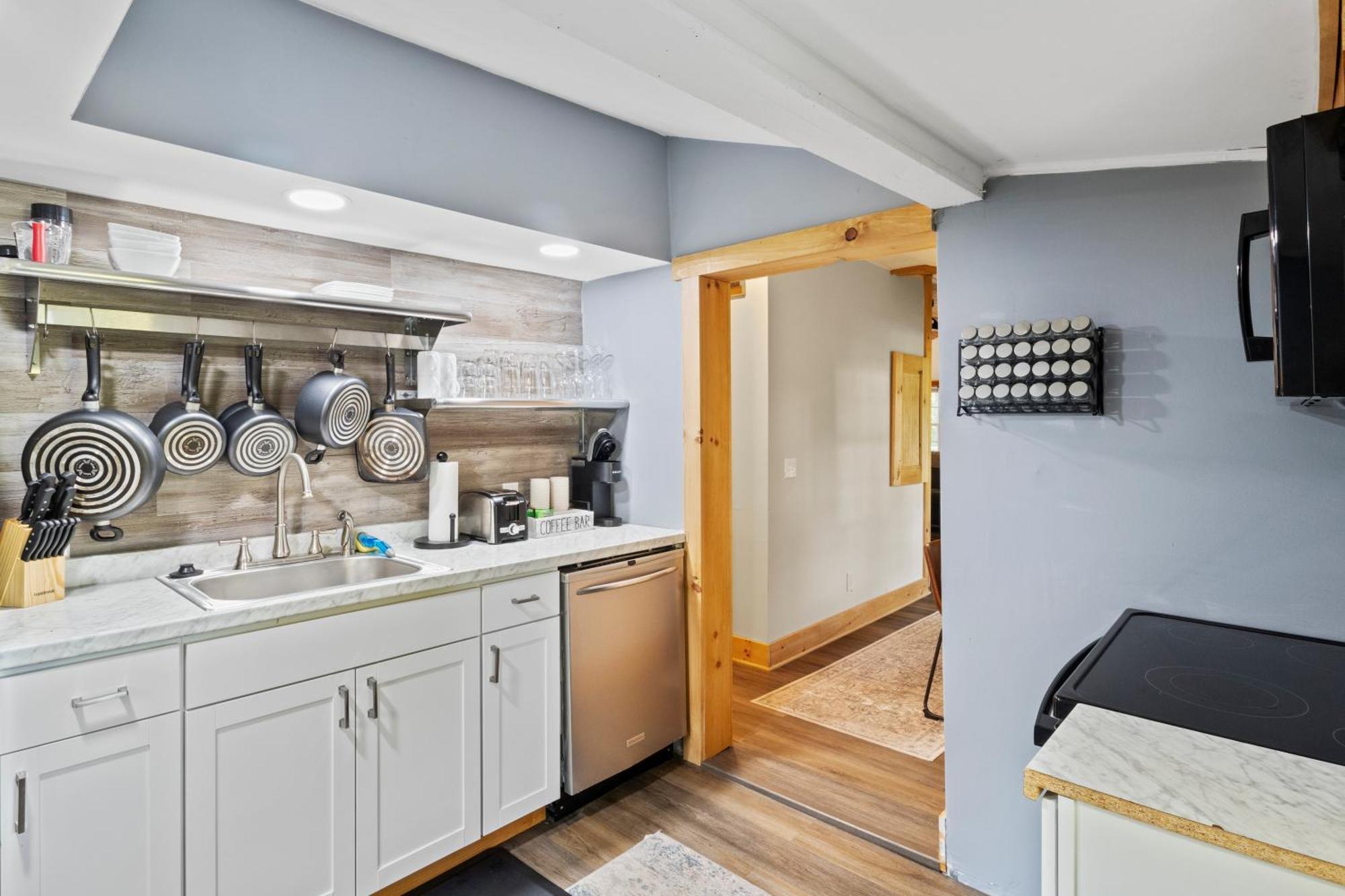 Cozy Home W/ King Bed & Lake Access 캐넌다이과 외부 사진
